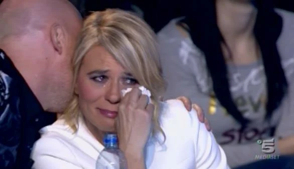 Il pianto di Maria De Filippi, il tragico lutto (nascosto per mesi): chi la ha lasciata