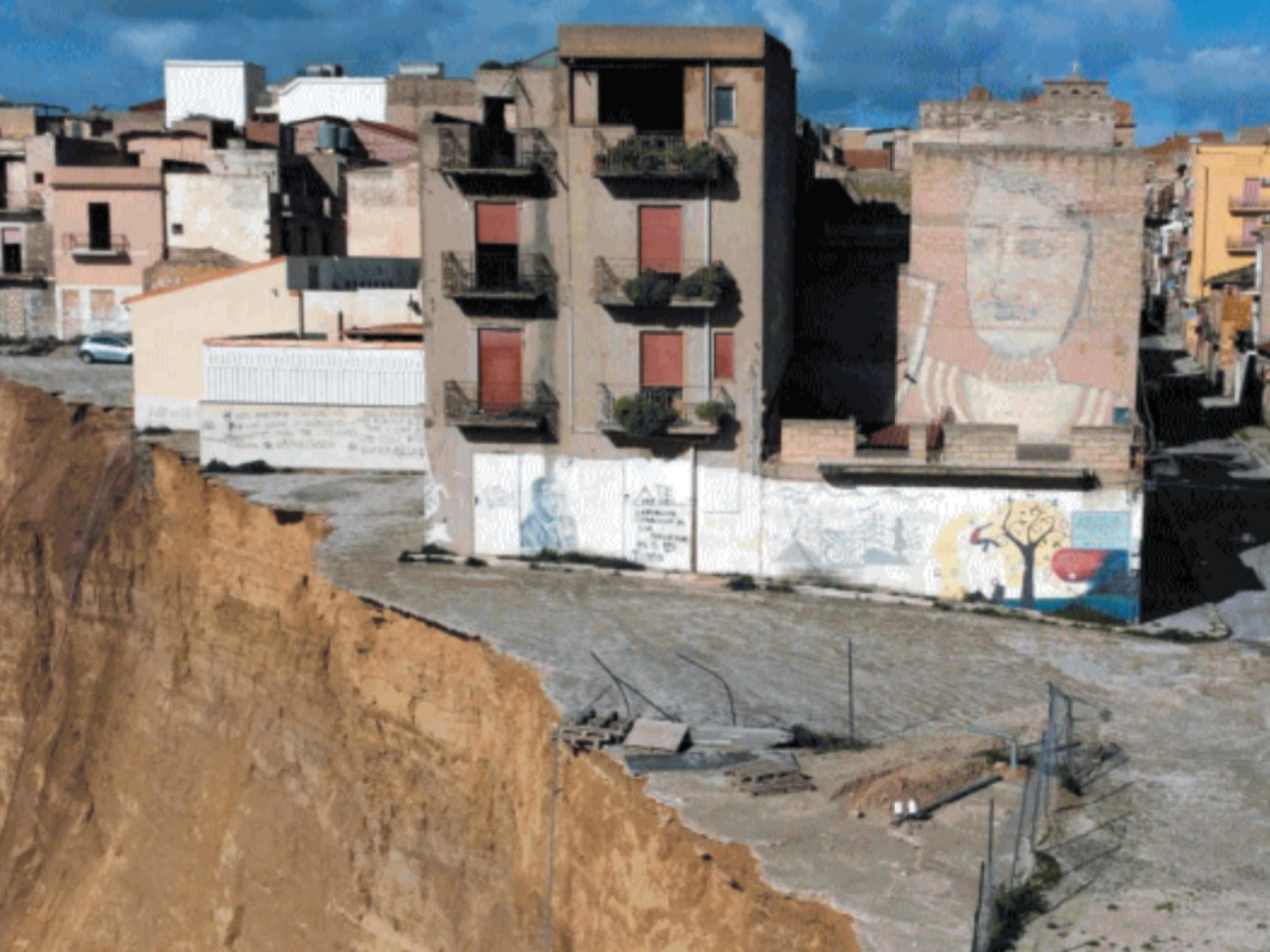 La sinistra ci prende per Niscemi: attacca Meloni? Cosa si scopre sul comune franato