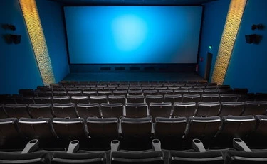 Il club del cineforum che non sa recitare neanche nella realtà