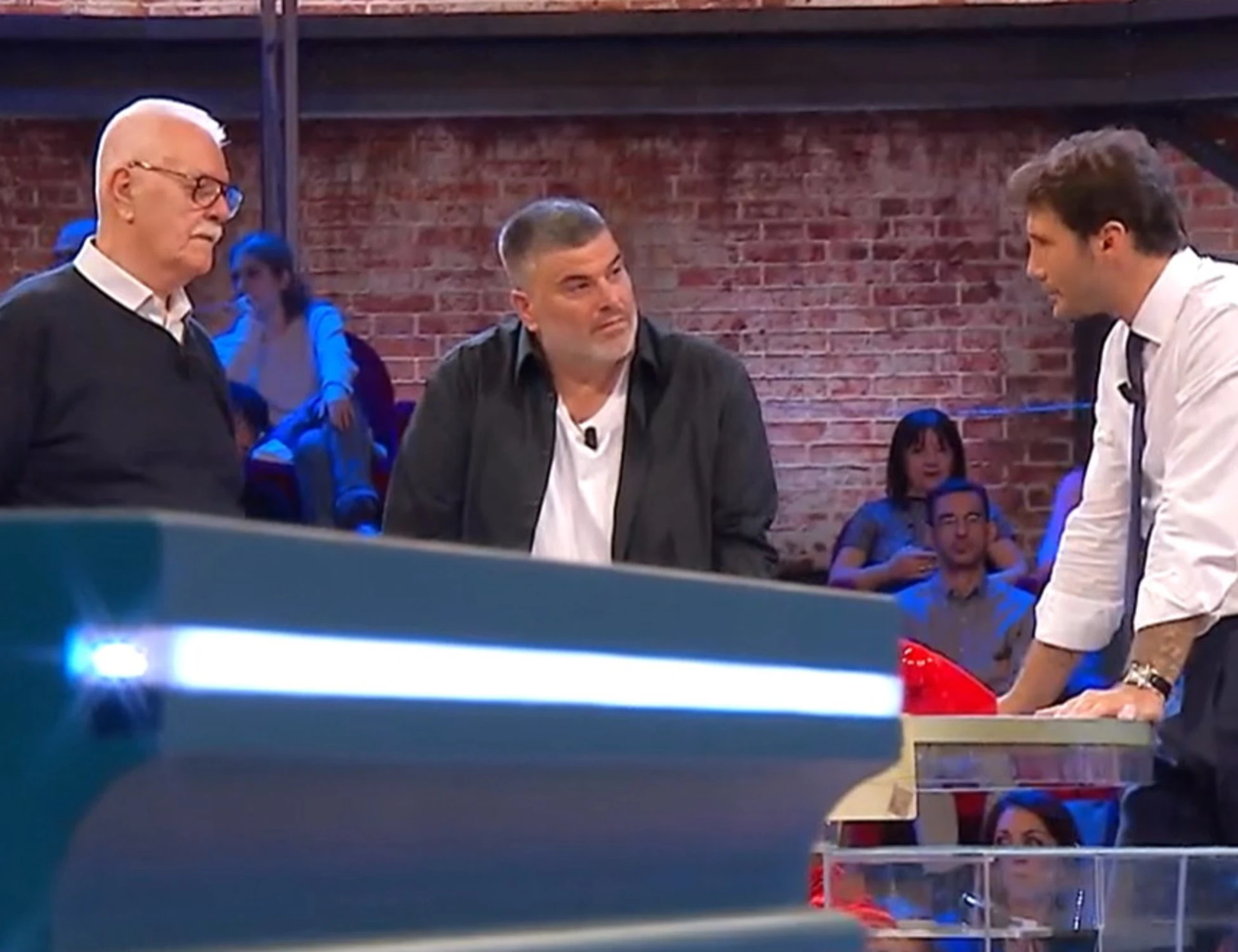 Affari tuoi, Ronny sconvolge: "Gli schiaffi a casa", poi piange