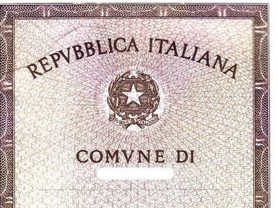 Massa Carrara, foto tessera scollata e osé: il Comune le nega la carta d'identità