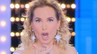 Pomeriggio 5, mistero Barbara D'Urso: lo strano gesto prima di entrare in studio. Poi il video sparisce...