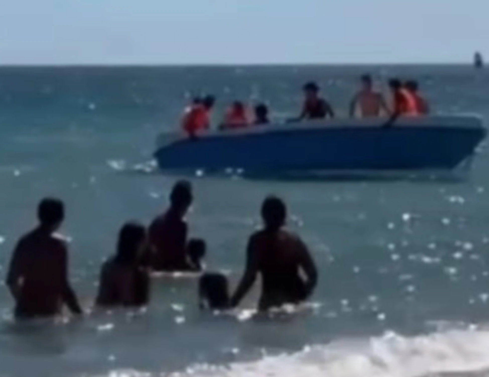Cagliari, la folle corsa del barchino di clandestini: il video impressionante