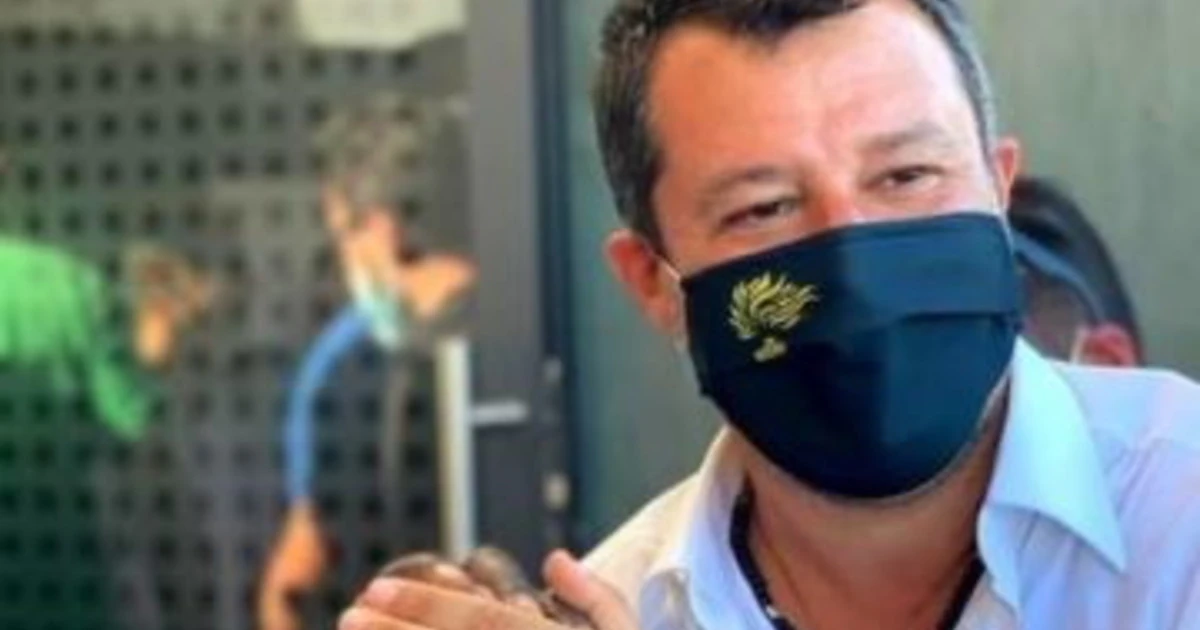 Matteo Salvini, la foto con il leghista nero: "Chi rispetta le regole è benvenuto, gli altri a casa col primo barcone"