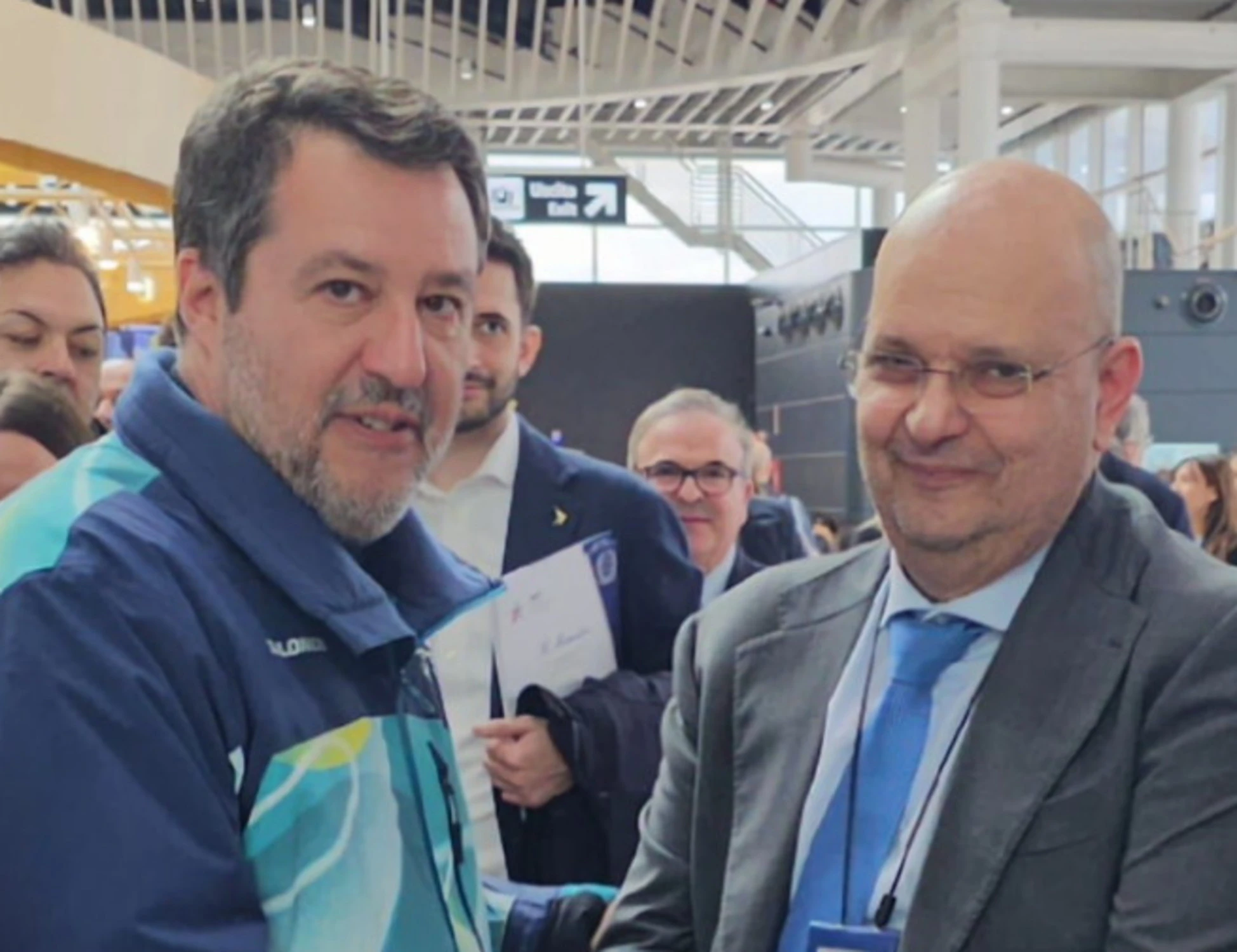 Al via il primo volo Aeroitalia con due cani di quasi 30 kg in cabina, alla presenza del Ministro Salvini