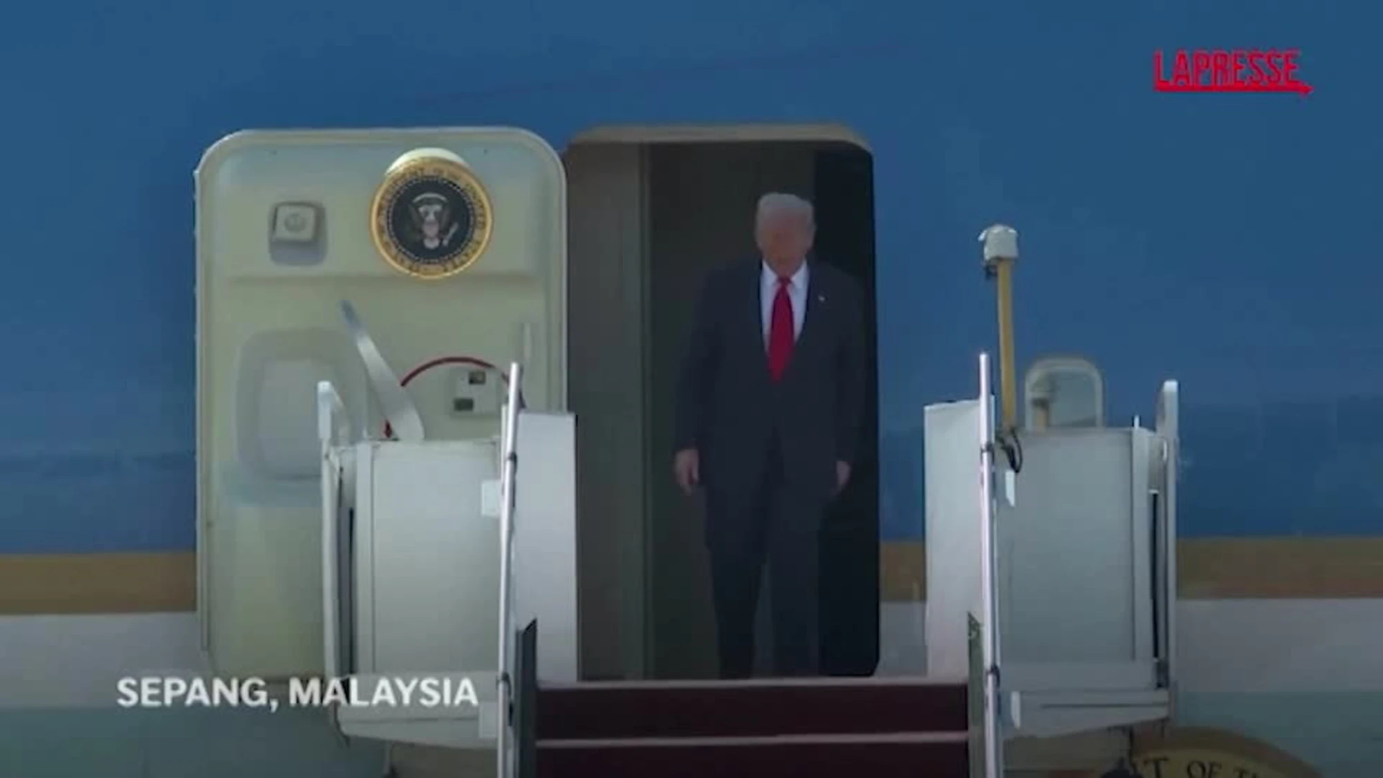 Trump, passi di danza all'arrivo in Malesia: le immagini
