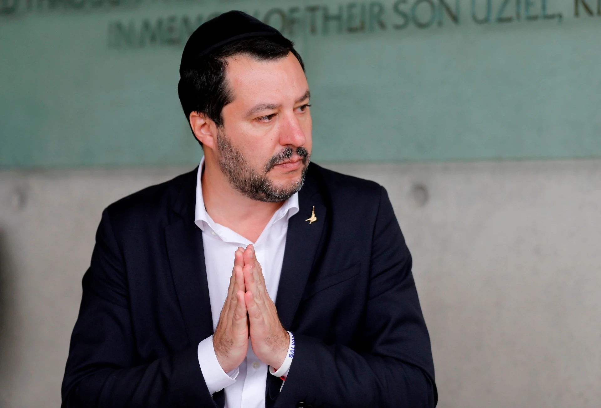 Matteo Salvini, la menzogna di Famiglia Cristiana: "I poveri ghanesi sbattuti in mezzo alla strada"