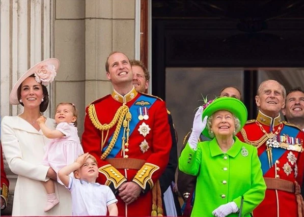 Kate Middleton e il principe William umiliano Meghan Markle e Harry: la foto brutale, occhio al dettaglio