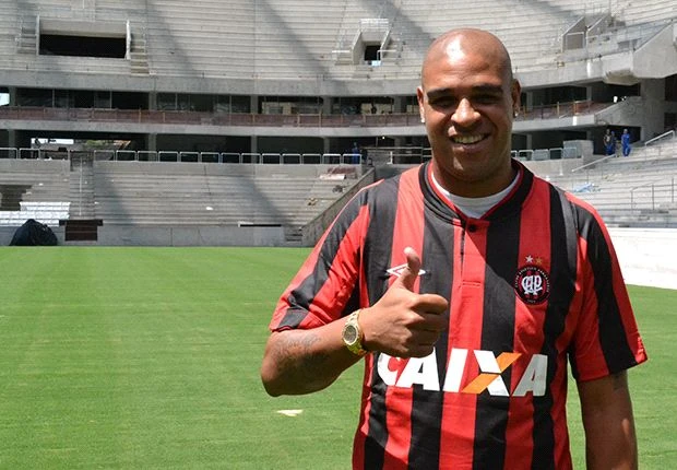Adriano licenziato dall'Atletico Paranaense: grasso e sfaticato, torna dalla mamma