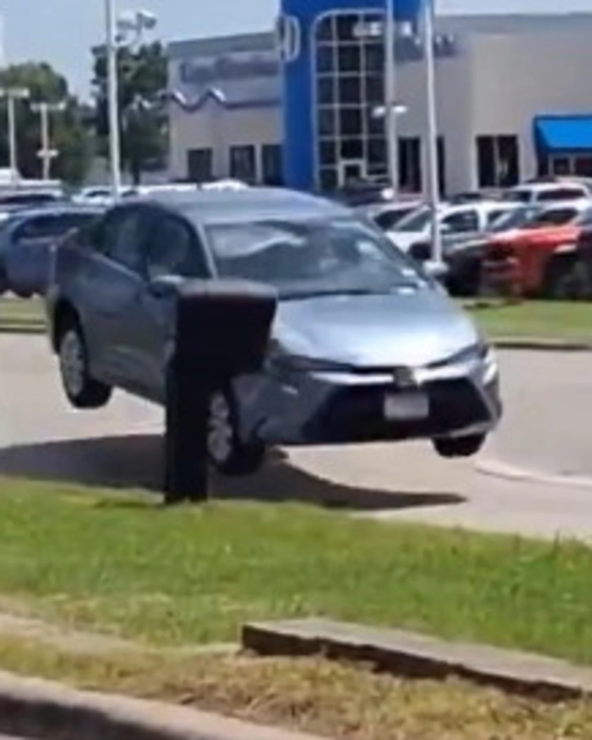 Missouri, caldo estremo e strade deformate: le auto decollano
