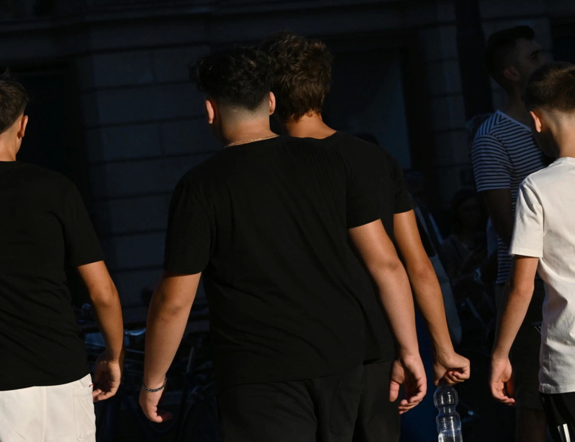 Milano, 37enne accerchiato: tirapugni e pezzi di vetro, la furia della baby gang di nordafricani
