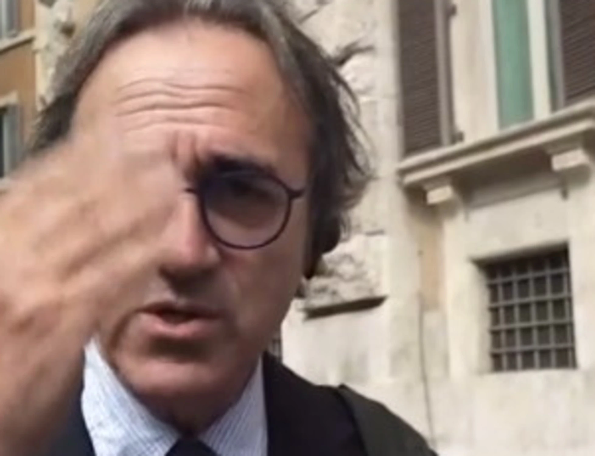 L'aria che tira, Speranzon lo inchioda e Bonelli va in tilt: lascia il collegamento