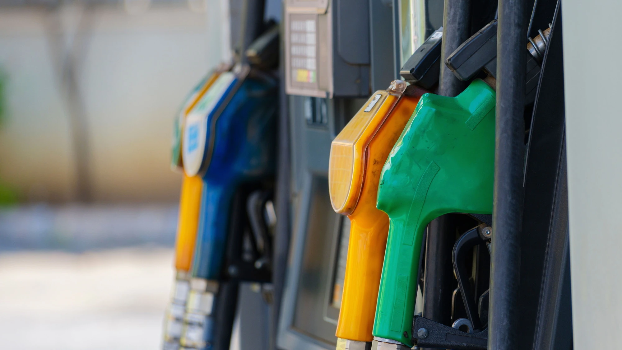 Benzina e diesel, dal 2009 l'Unione europea ha chiuso 35 raffinerie: quanto ci è costato il delirio verde