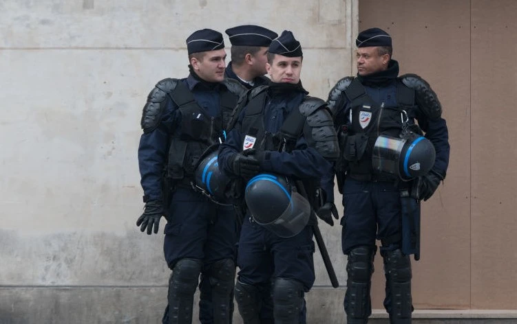 Francia, trovato morto agente dei servizi segreti italiani in hotel a Parigi: giallo, il dettaglio sul corpo