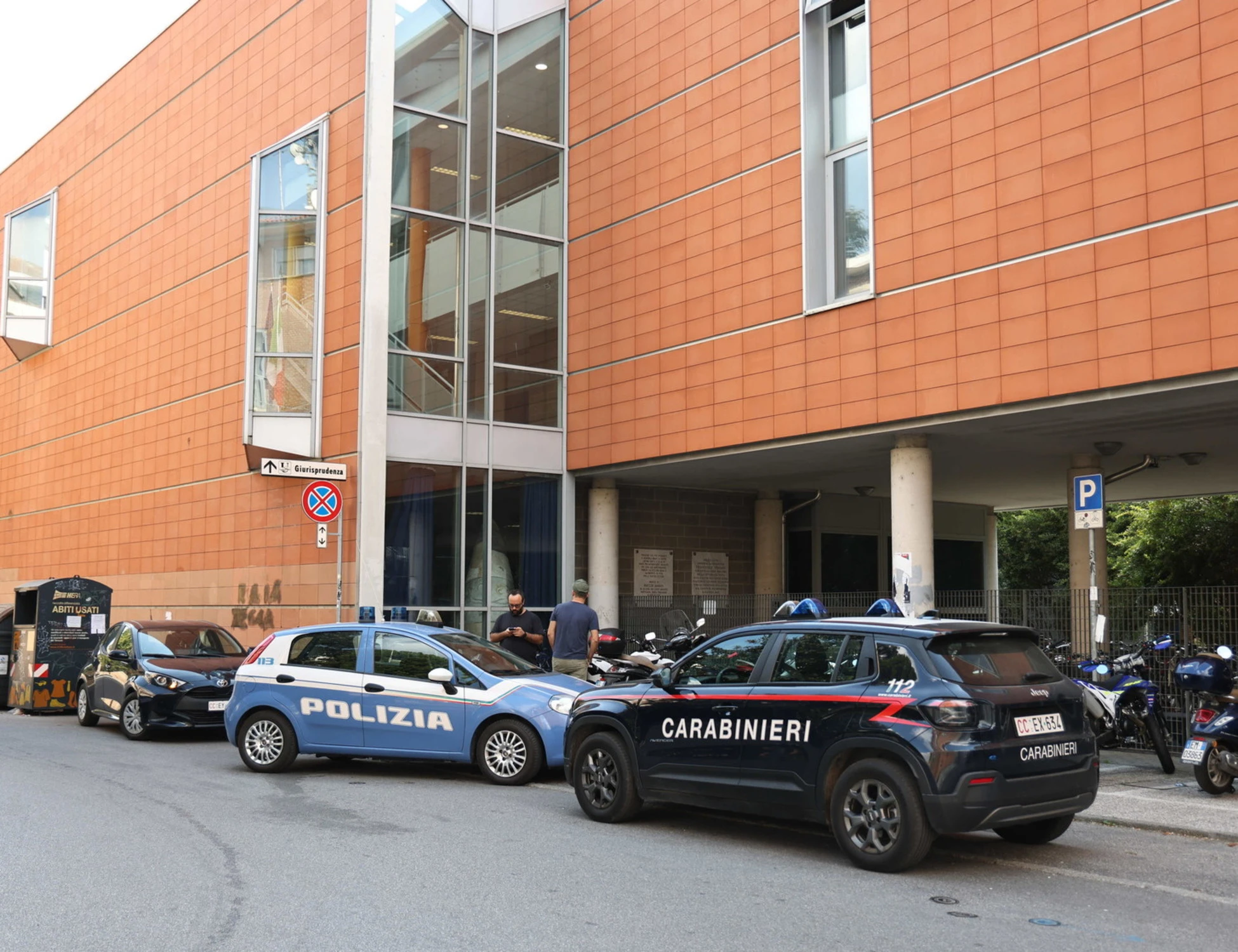 Ferrara, 15enne tenta di accoltellare compagno di liceo: arrestato
