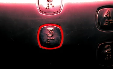 Ecco perché in ascensore ci sono gli specchi: non è come pensate