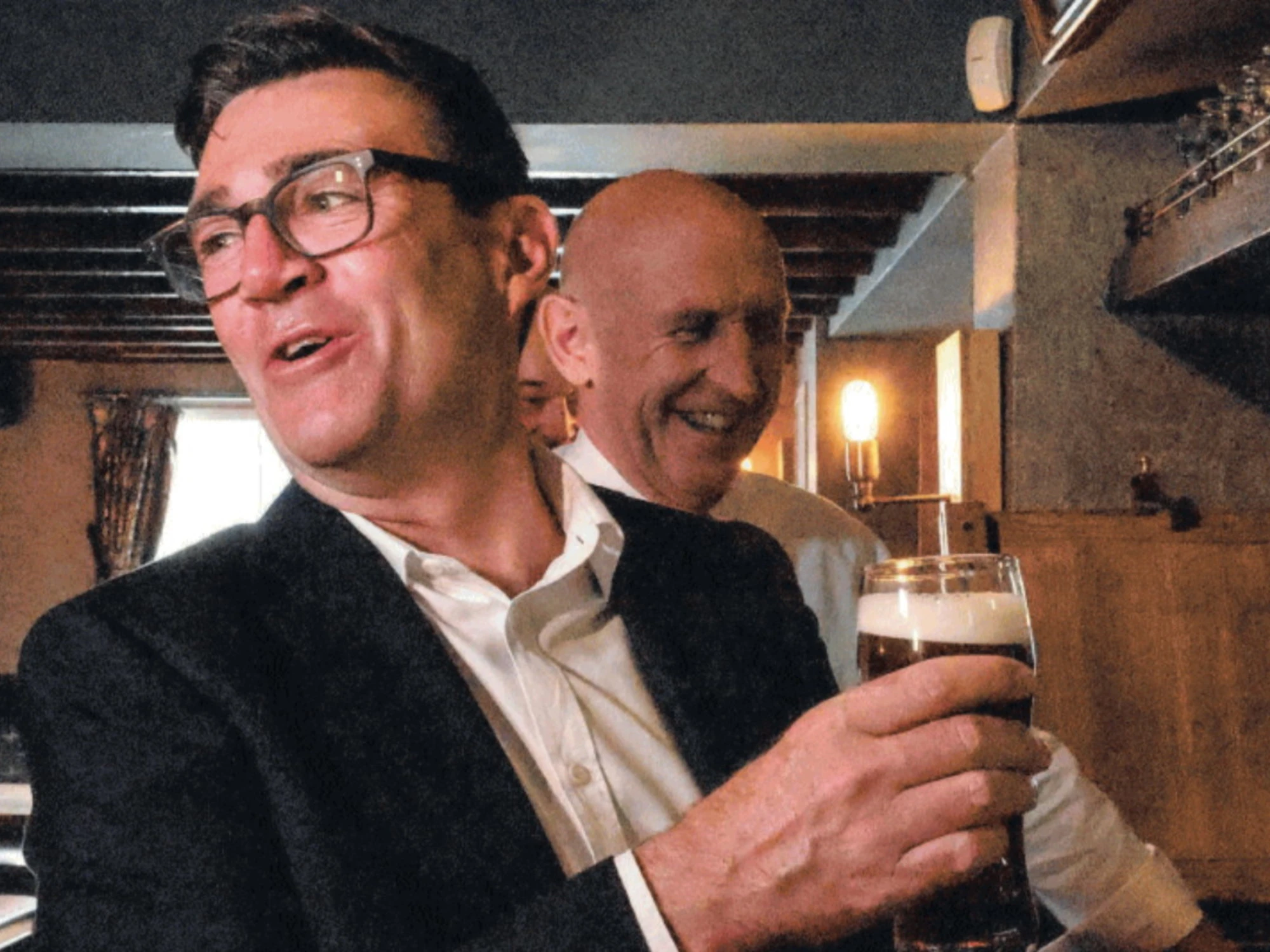 Il nuovo premier inglese? Spilla birra nei video social