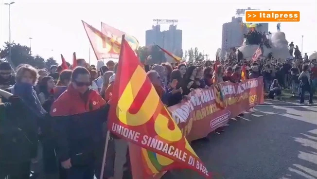Sciopero generale, manifestanti bloccano la Tangenziale a Torino