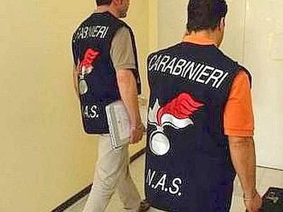 Scatolette di sgombro infestate da parassita, maxisequestro dei Nas