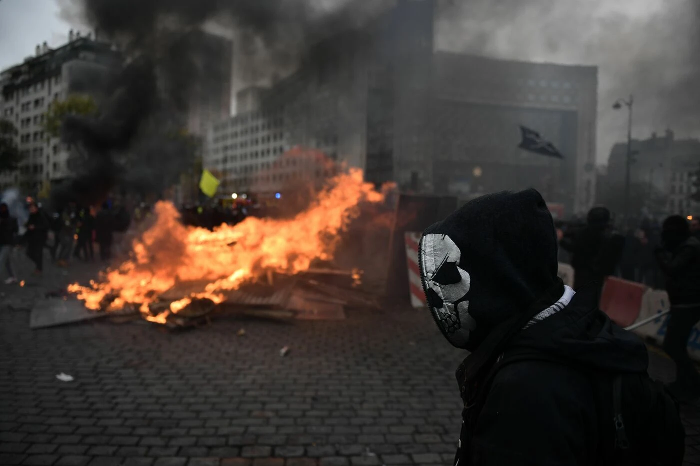 Parigi, gilet gialli indomabili: città a ferro e fuoco. I video
