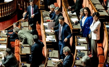 Meloni, chi sono i senatori del Pd che l'hanno applaudita in aula: il caso politico che travolge Schlein