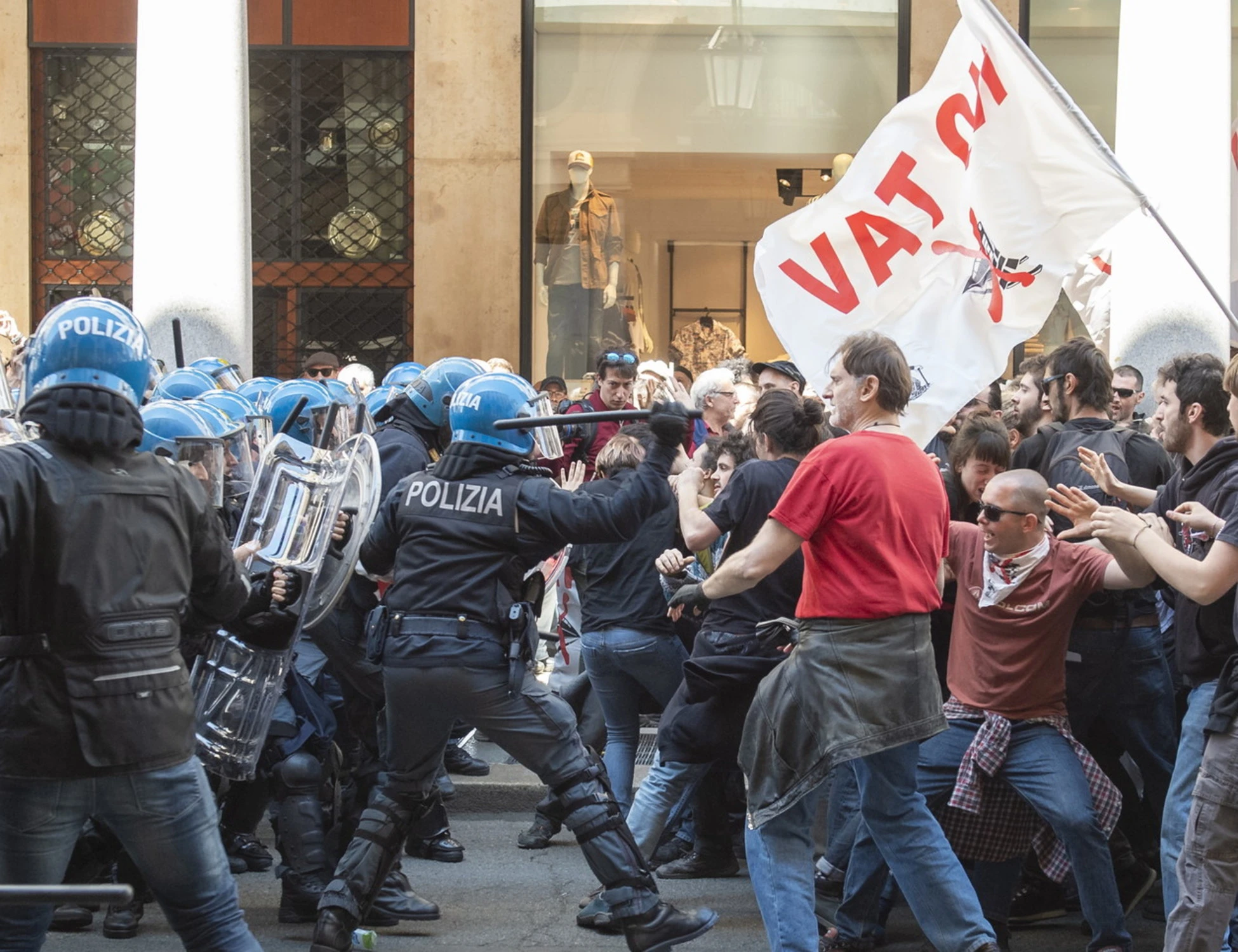 No Tav, la violenza si sposta al Sud: nel mirino il Ponte sullo Stretto