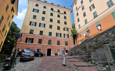 Genova, accoltella la sorella e poi cade dal balcone: morto sul colpo a 26 anni