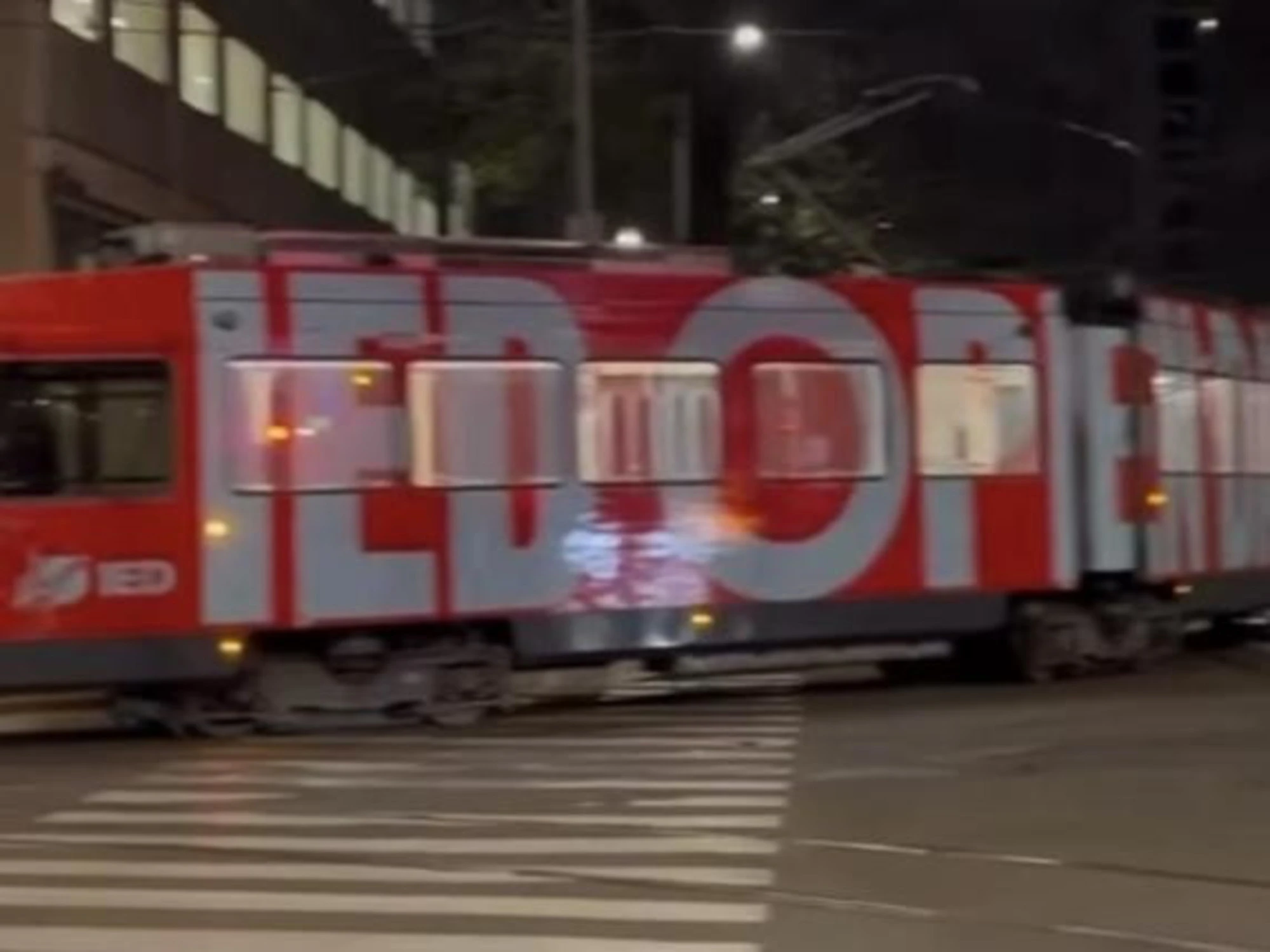 Deraglia un altro tram a Milano in zona Stazione: ecco il video