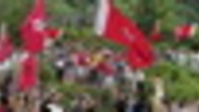 Turisti cinesi partecipano alla rievocazione della Lunga Marcia di Mao