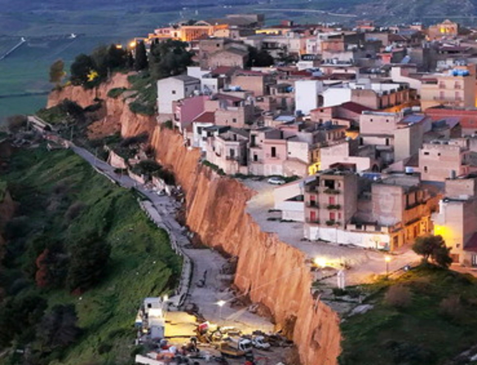 Niscemi, la frana è colpa del governo che non combatte il buco dell'ozono