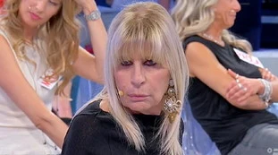 Uomini e donne, Gemma Galgani "ha perso la testa". "Mi toccava e ho avuto tanta voglia", De Filippi sconcertata