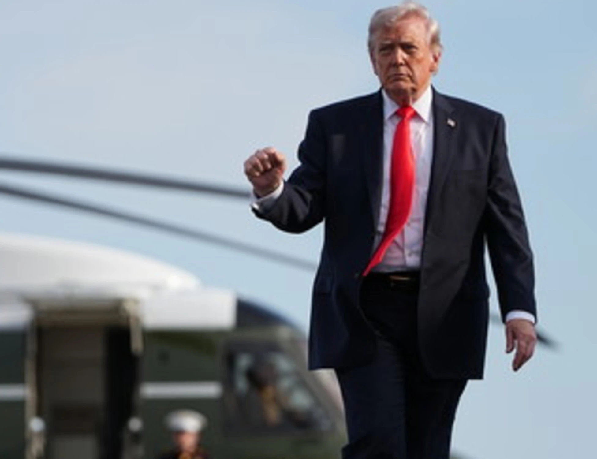 Iran, la giornata. Trump: "Teheran spazzata via se attacca le navi Usa". Droni e missili contro gli Emirati: colpito l'impianto di Fujairah