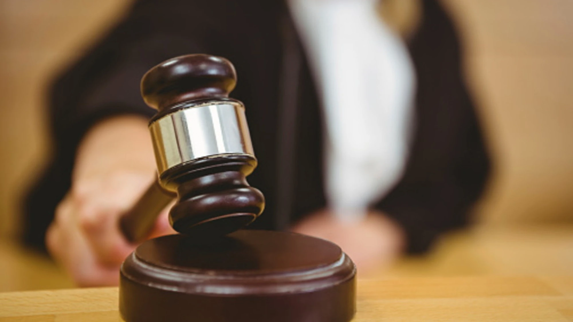 Biella, "sotto il seno non è molestia in zona erogena": scoppia il caso in tribunale