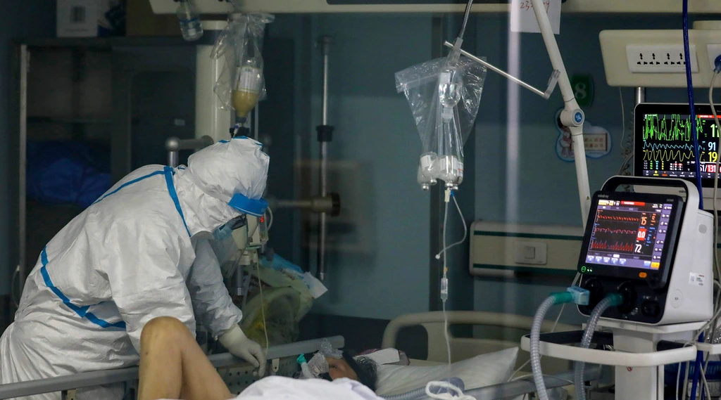 Coronavirus, bollettino 21 dicembre: 10mila contagi, 415 morti ma schizza il tasso di positività per il crollo dei tamponi