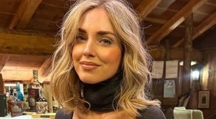 Chiara Ferragni abbracciata a un militare della Gdf: la foto dal Carnevale di Venezia