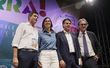 Sondaggio Noto per Porta a Porta: Pd, M5s e Avs in caduta libera, cresce FdI
