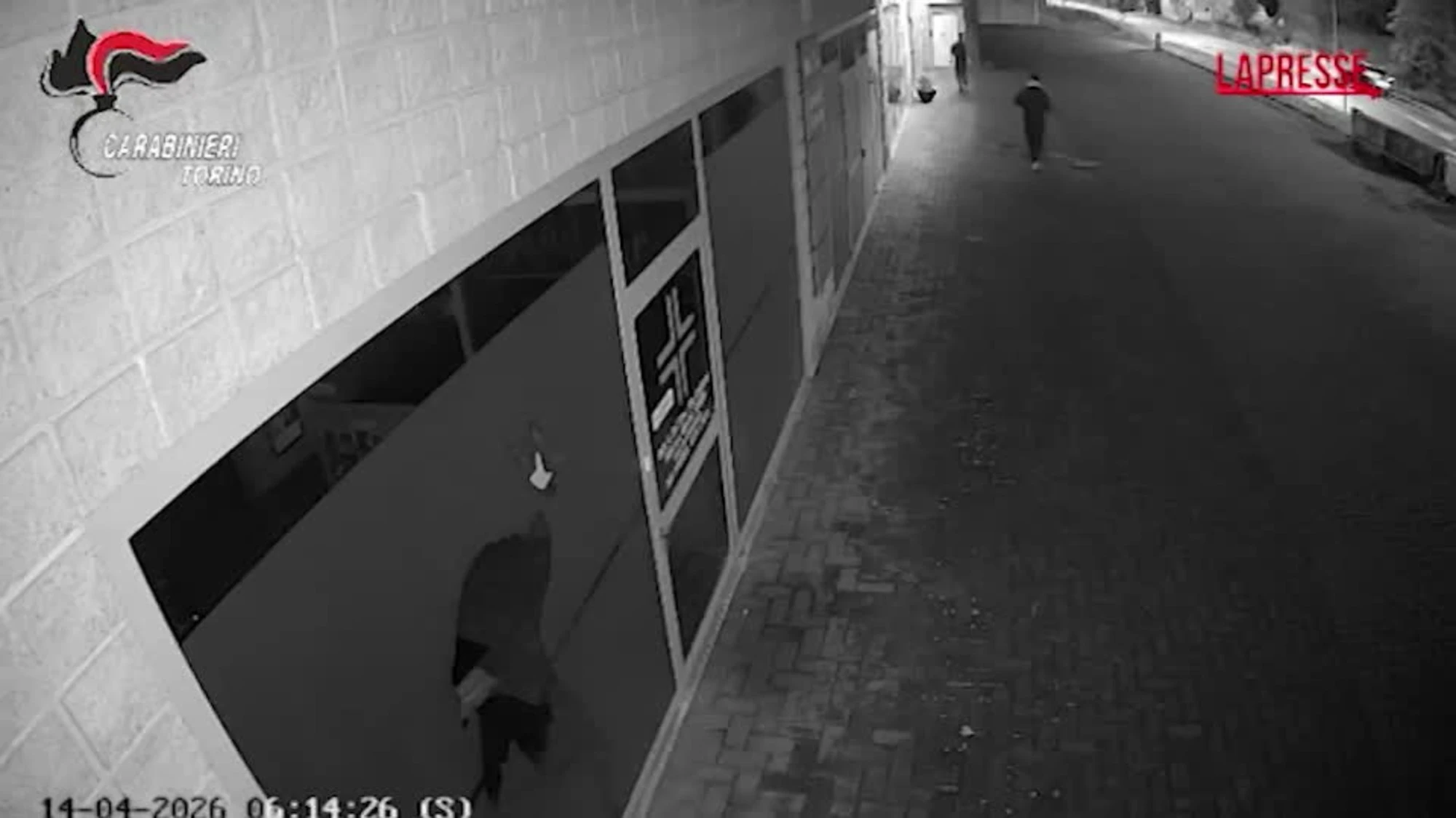 Torino, tentata rapina con "spaccata" in uno showroom: i proprietari erano dentro