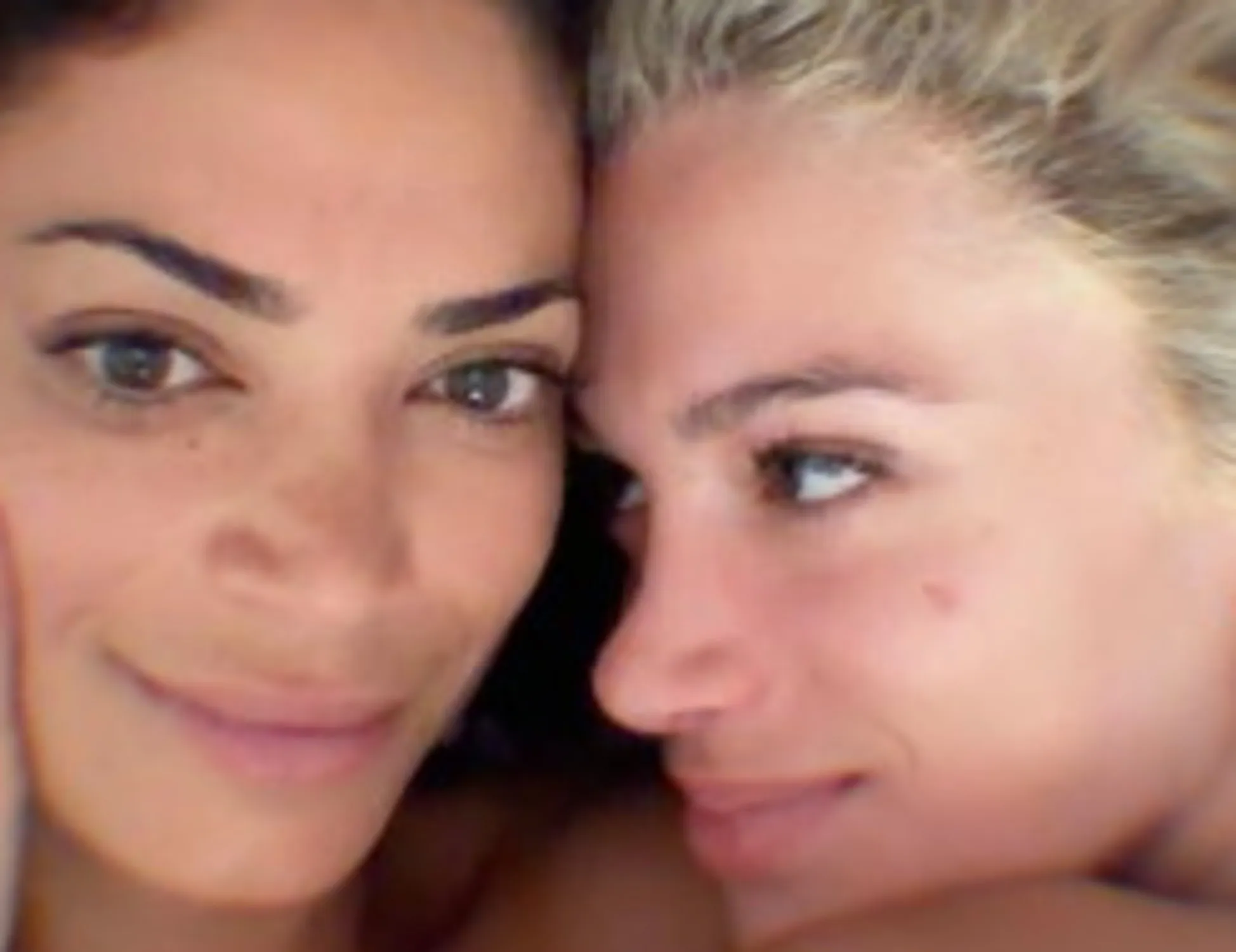 Elodie e Franceska a letto insieme senza veli: la foto fa impazzire l'Italia