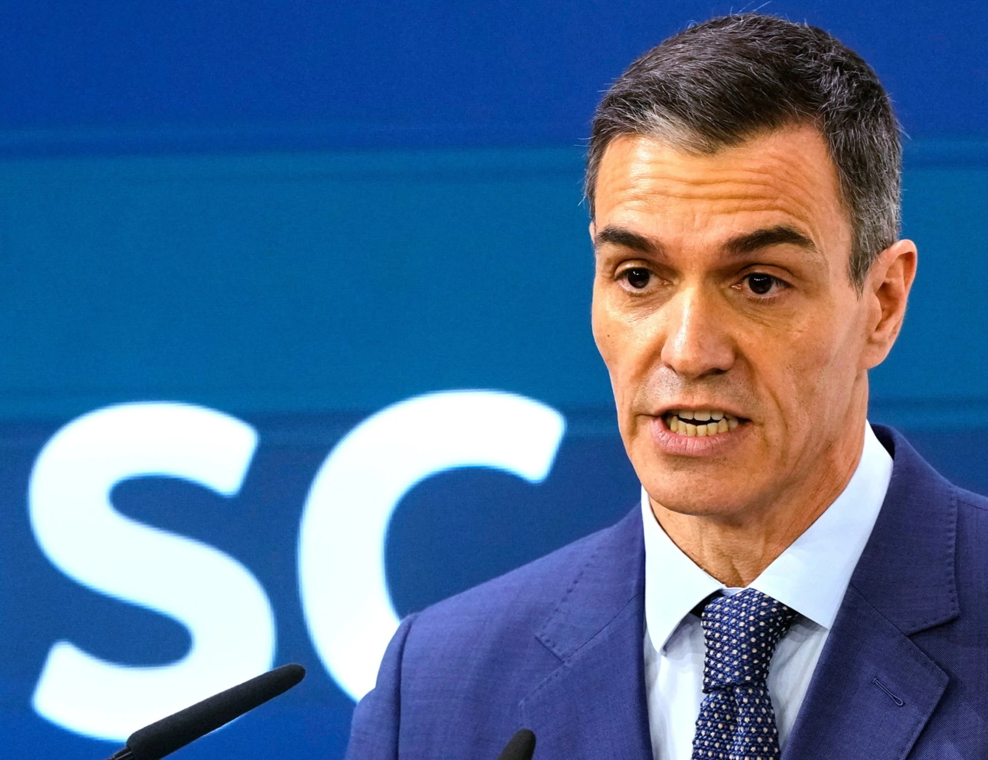 Iran, Pd e M5s difendono Sanchez e insultano Meloni: "La differenza tra obbedire e governare"