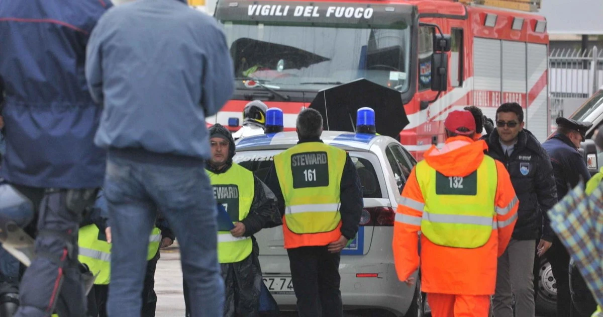Pescara, cade dal settimo piano nella via dello shopping e muore: passanti sconvolti
