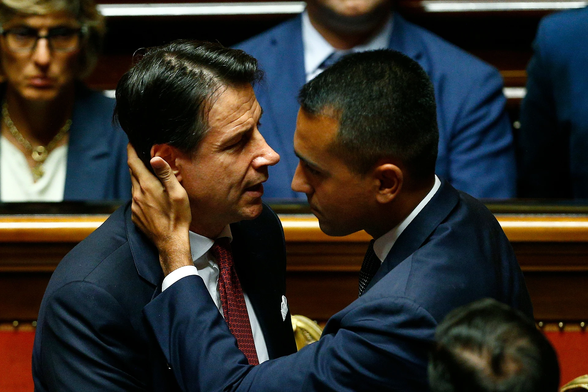 Giuseppe Conte e Luigi Di Maio, l'incontro finisce in rissa: urla e grida. Tensione alle stelle