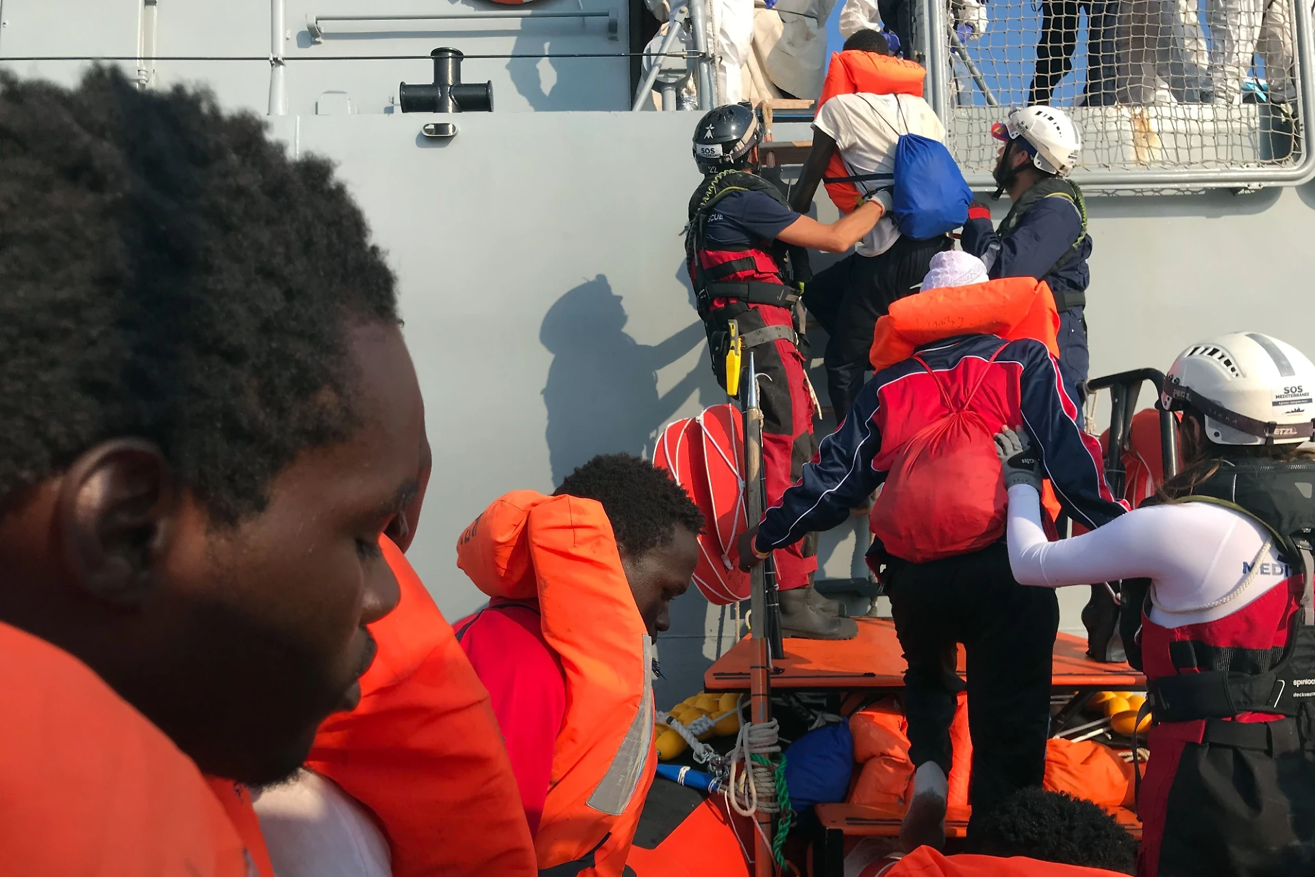 Ocean Viking, assegnato il porto sicuro a Lampedusa: via libera allo sbarco di 82 migranti