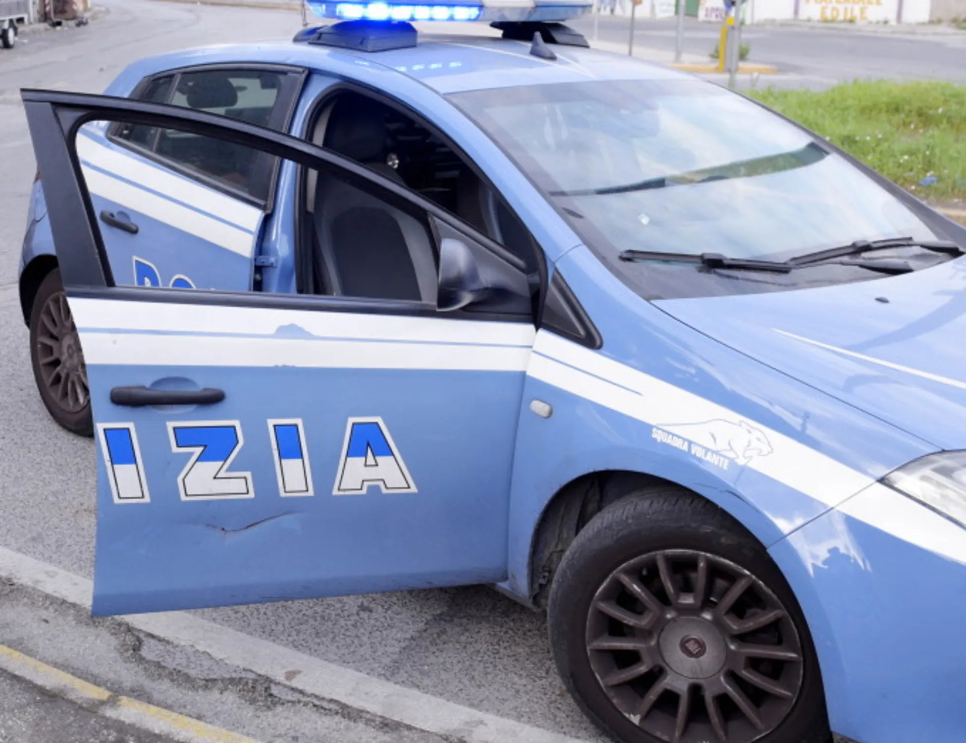 Leggi l'articolo: Stupra una ragazzina di 16 anni davanti all'amica: chi è la belva