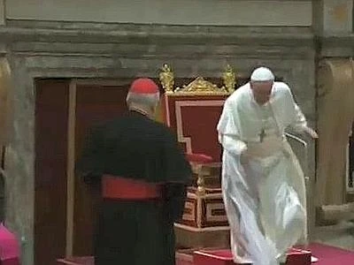 Papa: "Non cedere al pessimismo" E inciampa mentre saluta Sodano