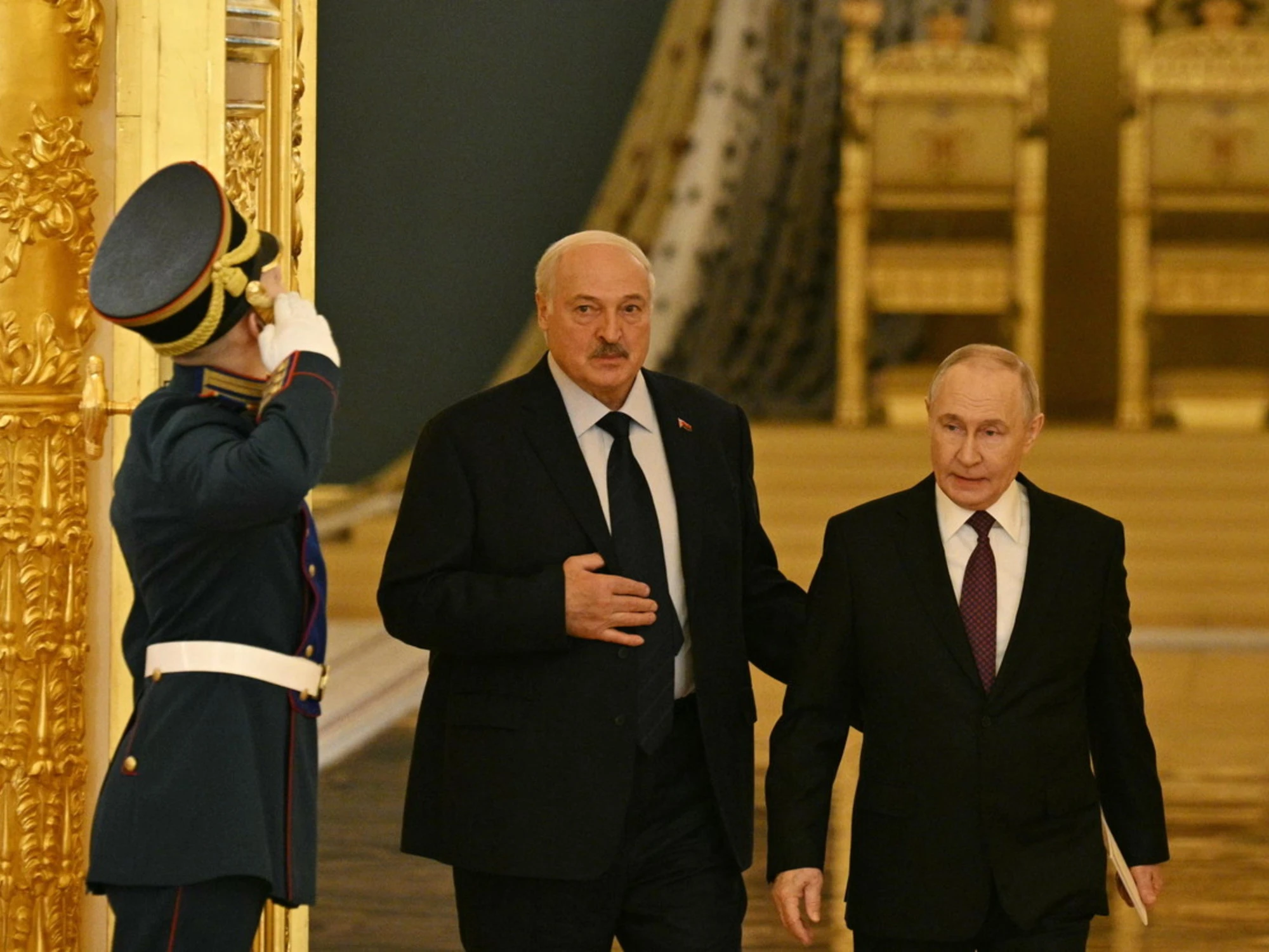 Lukashenko insulta Meloni e l'Italia: "Non può mediare, è una donna"