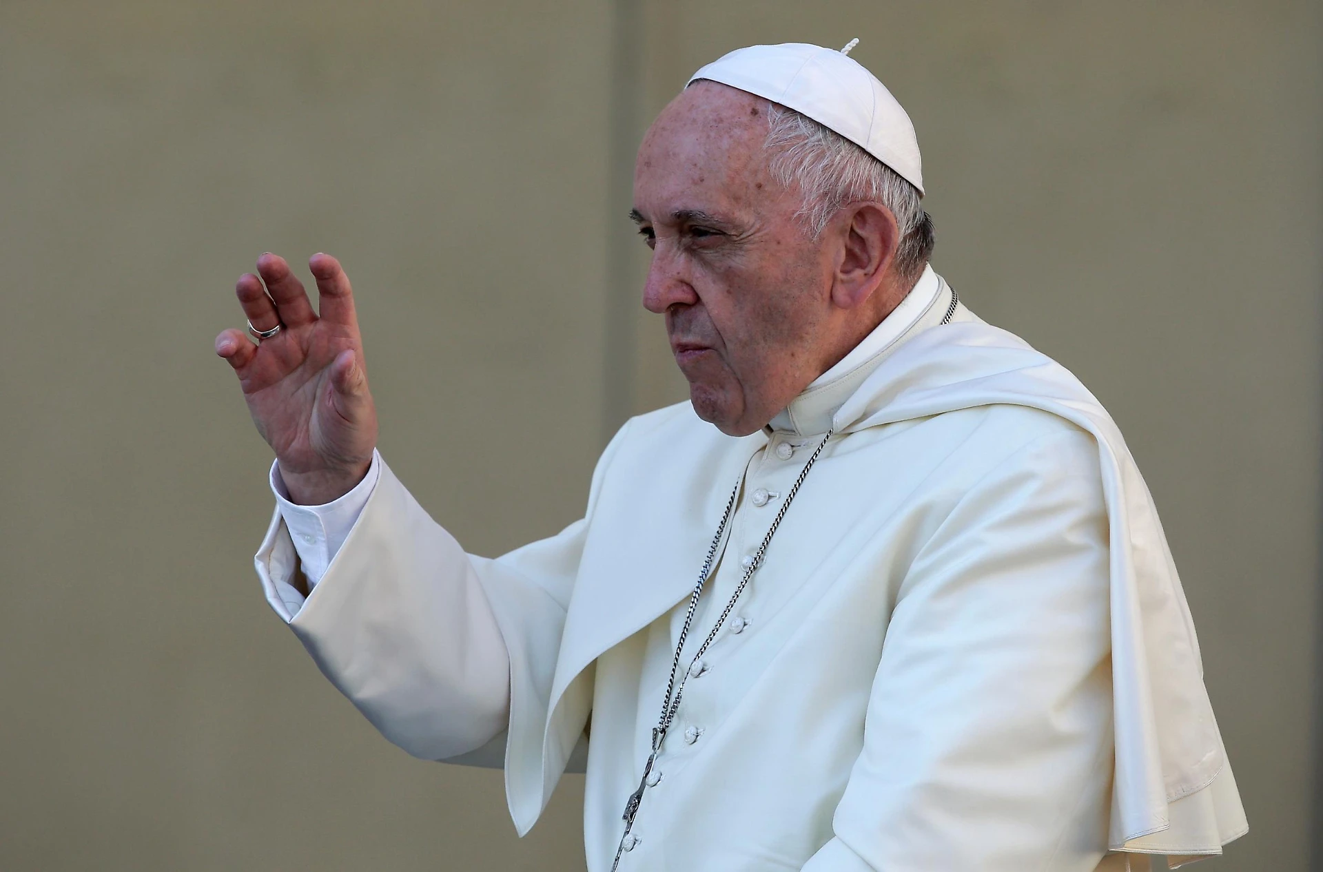 Papa Francesco confessa a Tv2000: "Mentre prego spesso mi addormento"