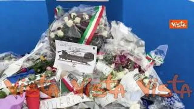 Mazzi di fiori per i militari caduti in Bosnia al Villaggio della Difesa al Circo Massimo