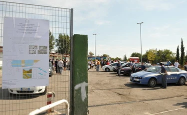 Roma, tiro a segno a colpi di carabina sui poliziotti: orrore al campo rom