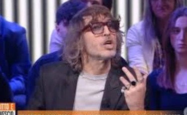 Dritto e Rovescio, la fucilata di Cruciani sul caso-escort: "Il vero male dell'Italia"