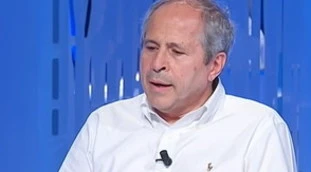 Omicron, Andrea Crisanti: "Draghi e i suoi? Apprendisti stregoni che improvvisano", l'Italia rischia il disastro